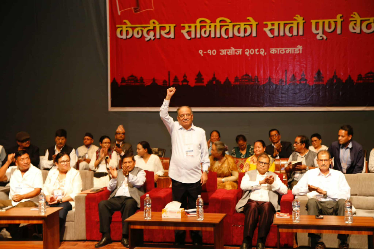 माओवादी बैठकमा देखियो यस्तो चित्र, प्रचण्डको विकल्प प्रचण्डनै